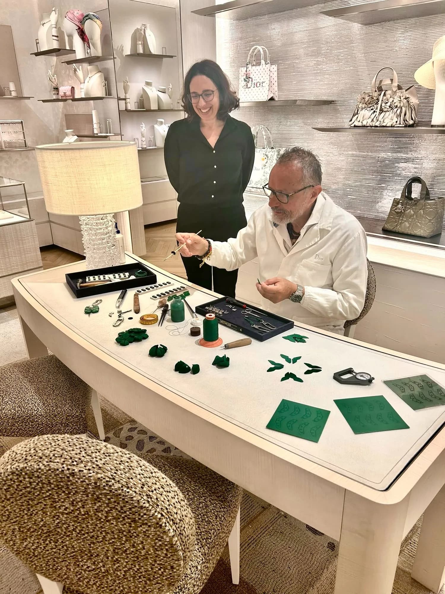Interprétation aux côtés d'un artisan Dior lors d'un atelier savoir-faire