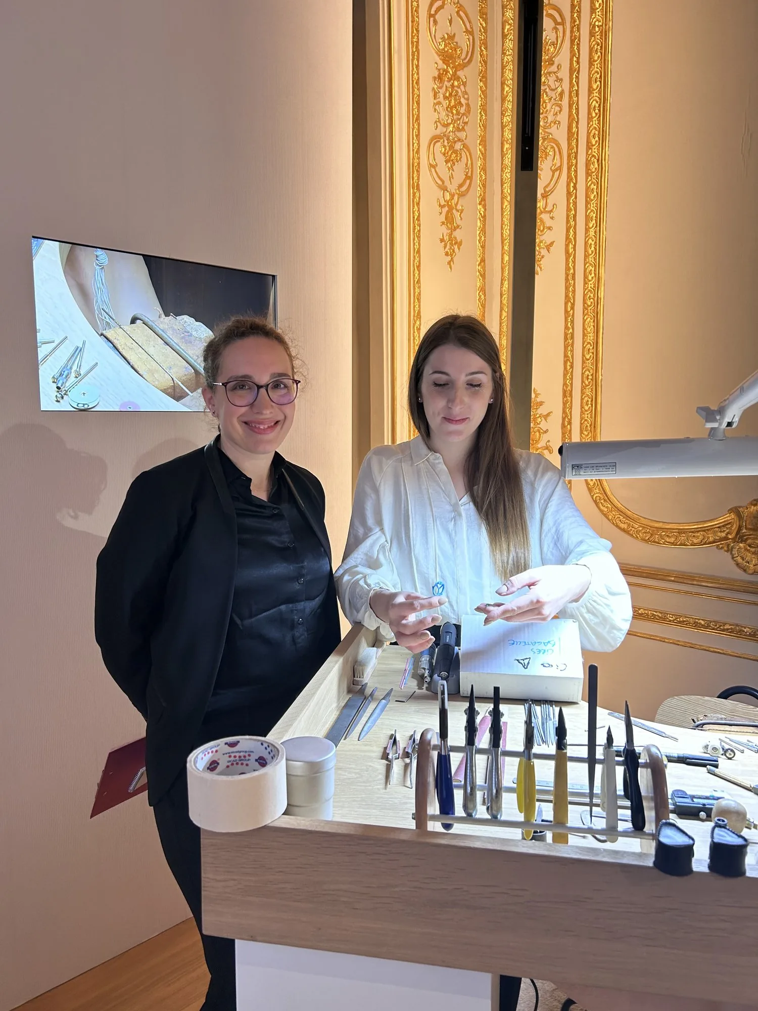 Atelier de bijouterie Dior animé avec interprétation pour des invités VIP internationaux