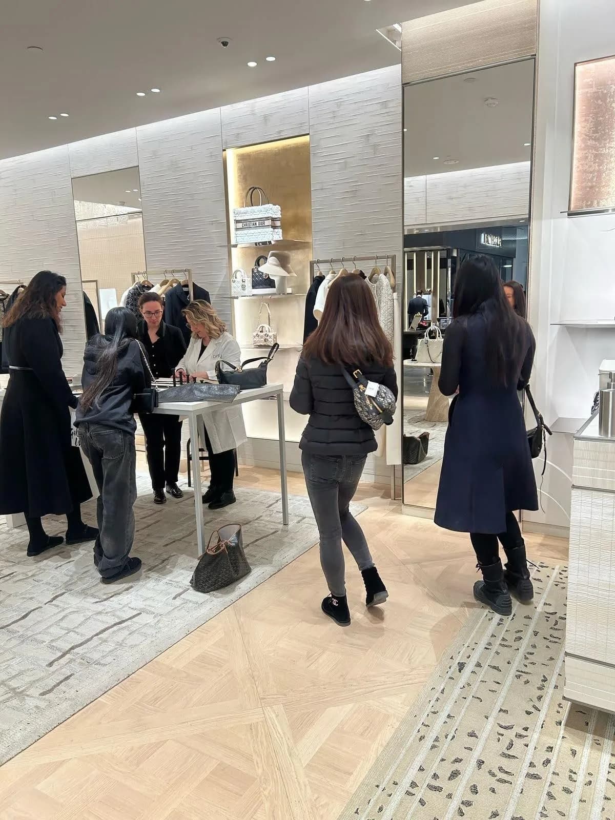 Interprétation en boutique Dior pendant événement client de Fashion Week parisienne