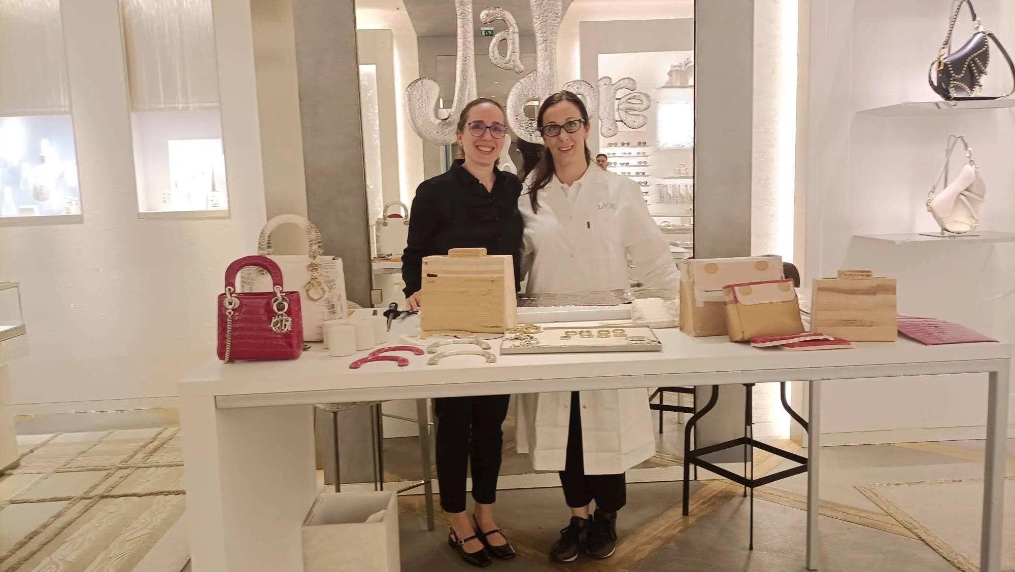 Interprétation en atelier maroquinerie Dior pour clientèle internationale lors d'un événement