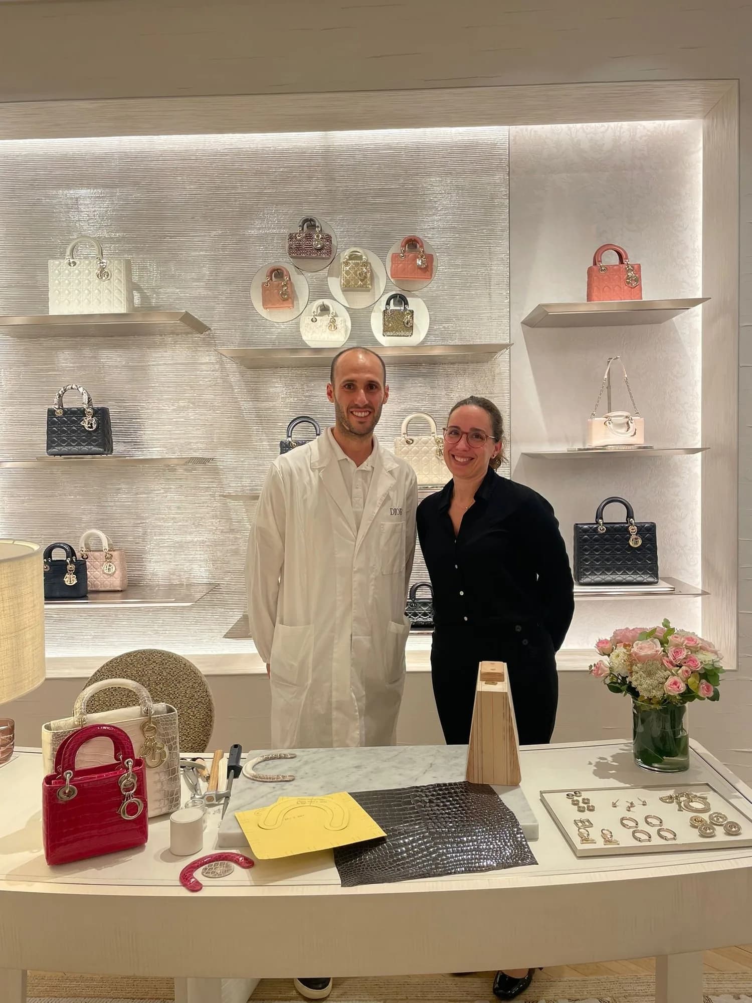 Interprétation en boutique Dior devant une clientèle italienne et française