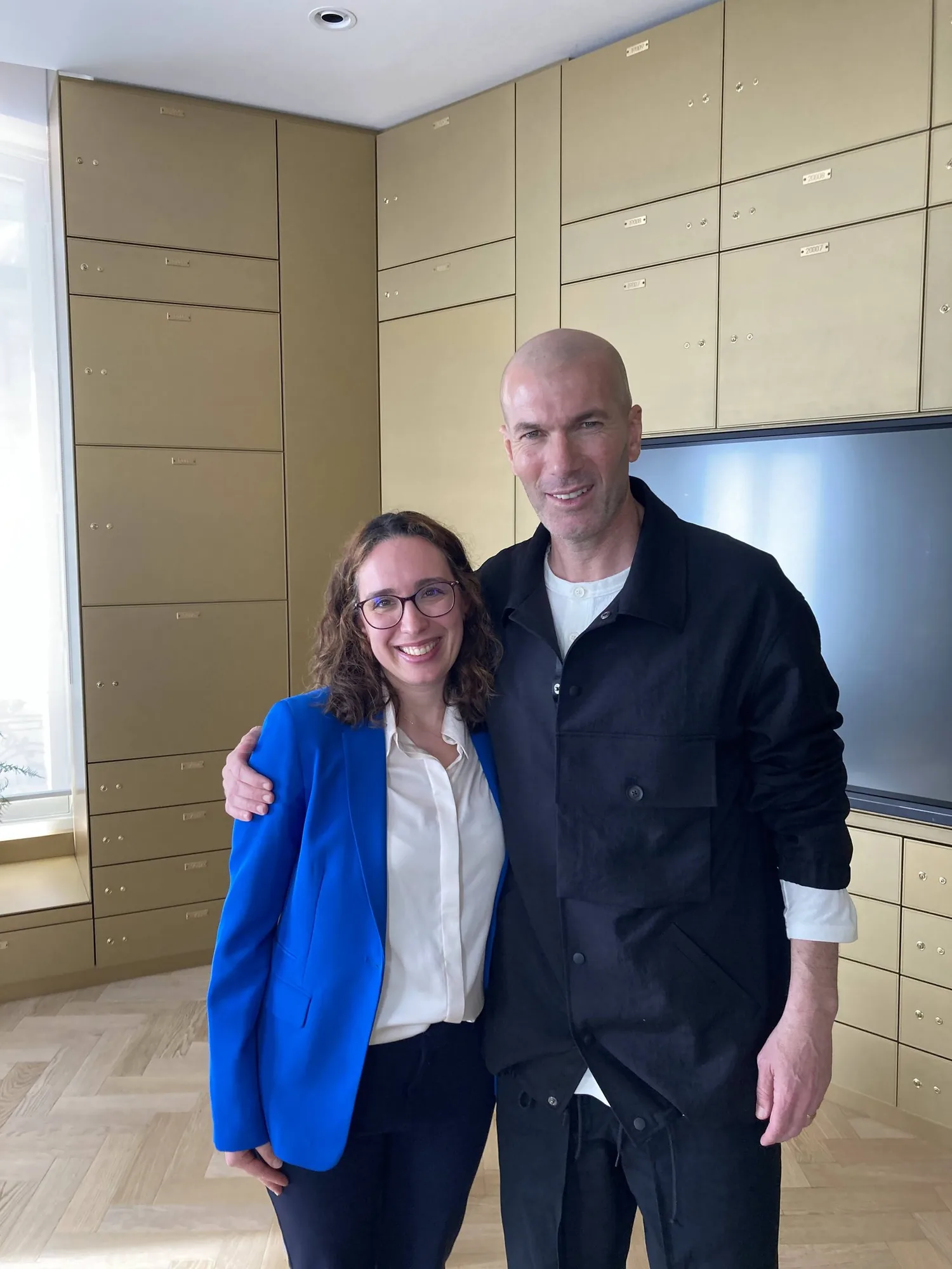 Deborah Boscarini avec Zinedine Zidane après une mission d'interprétation presse internationale