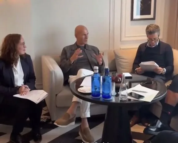 Deborah Boscarini en interprétation de liaison lors d'une interview de Zinedine Zidane