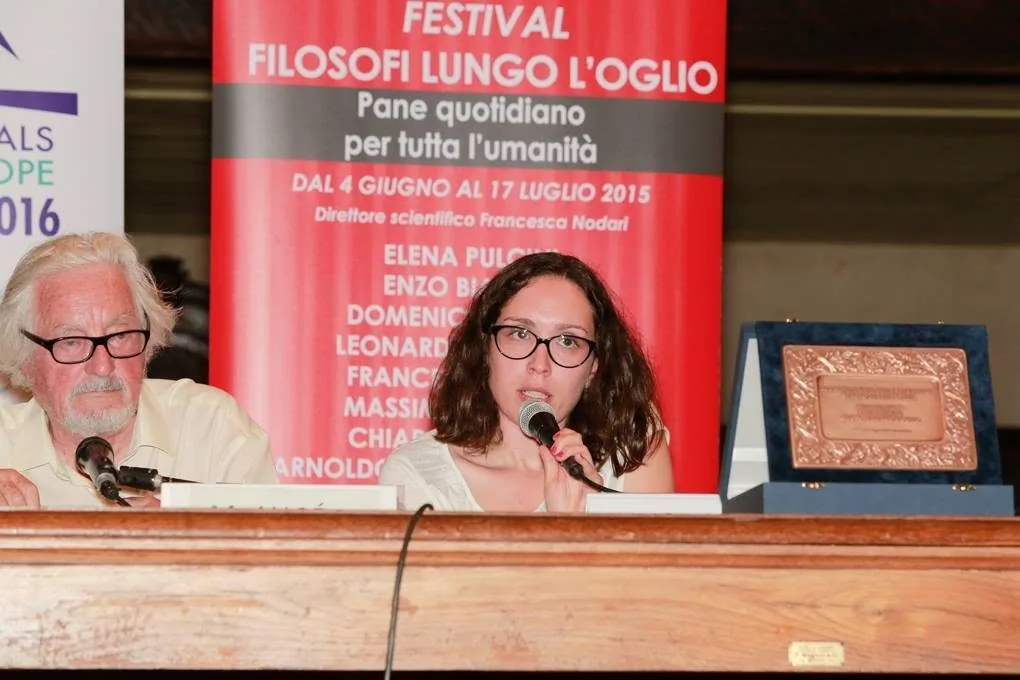 Interprétation au micro lors d'une table ronde du festival Filosofi Lungo l'Oglio