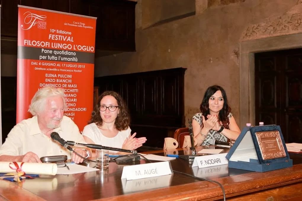 Interprétation lors de la remise du prix du festival Filosofi Lungo l'Oglio à l'anthropologue Marc Augé