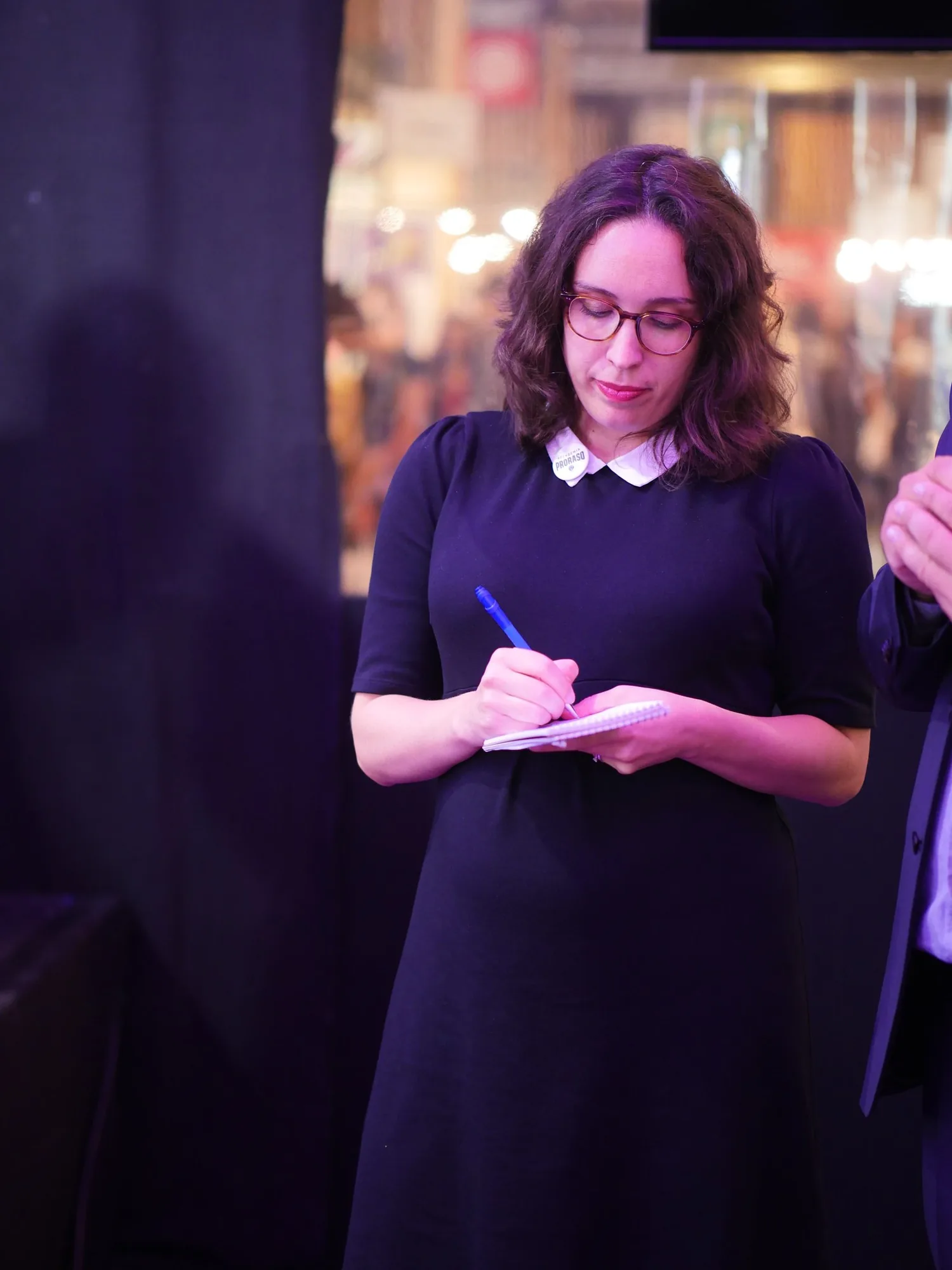 Deborah Boscarini prend des notes en interprétation consécutive lors d'un événement de marque