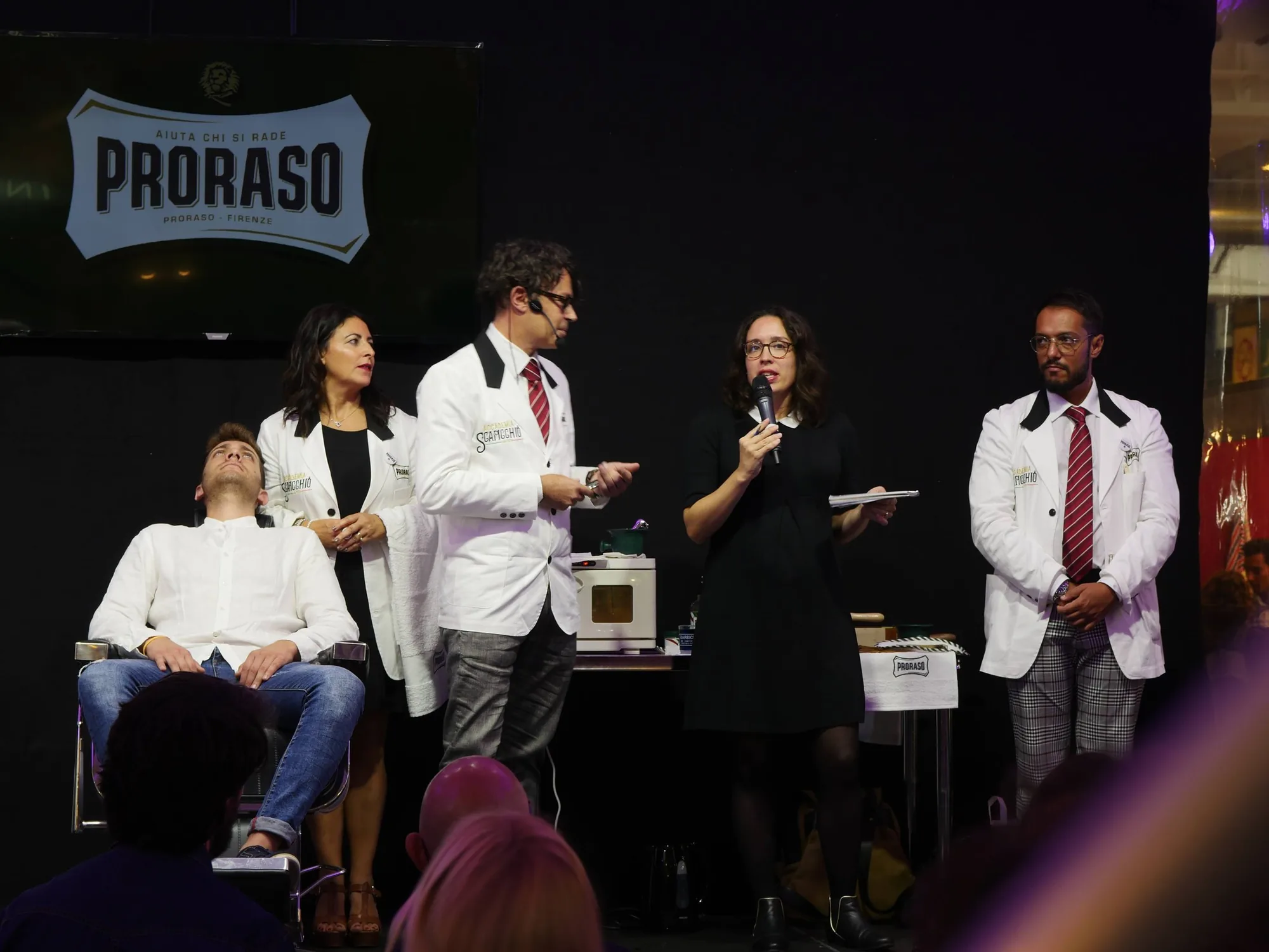 Interprétation lors d'un événement Proraso de cosmétique italienne professionnelle